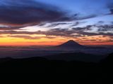 日の出前の富士山